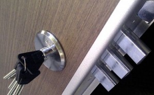 puerta-blindada-con-cerradura-de-seguridad-1176810_big-300×186 Instalación de juego de placas de alta seguridad para vivienda en Tenerife